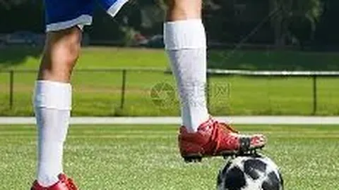 麦当娜与年轻男友甜蜜骑行，时尚装扮尽显年轻态