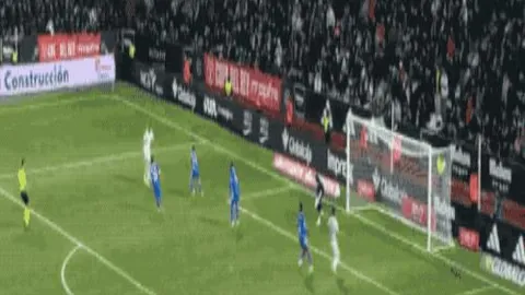 贺希宁45分钟火力全开，三分球命中率达五成，连续八战得分上双。